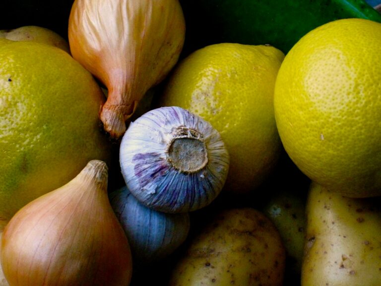 Ajos y limones sobre una superficie de cocina