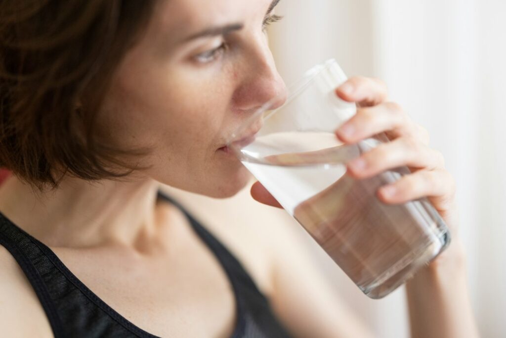 Persona bebiendo un vaso de agua